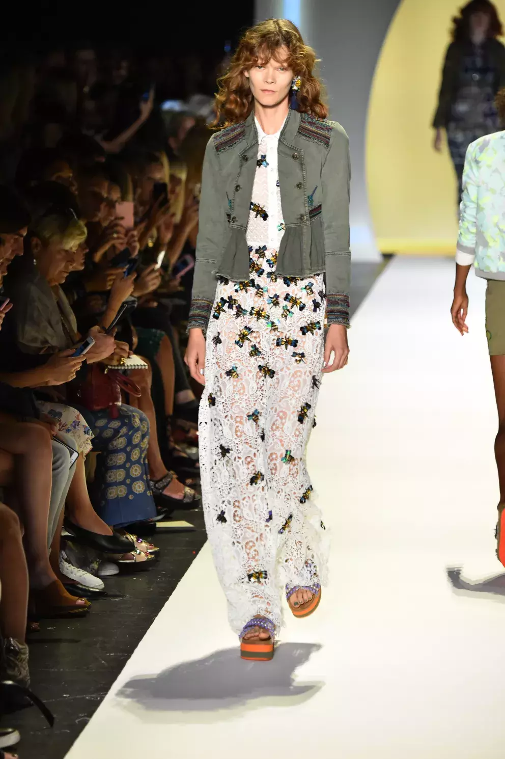 Zelená parka a romantické šaty