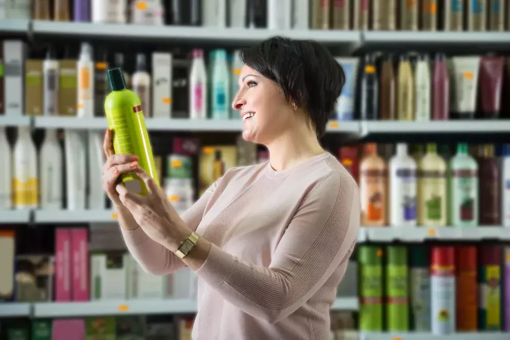 žena v drogerii