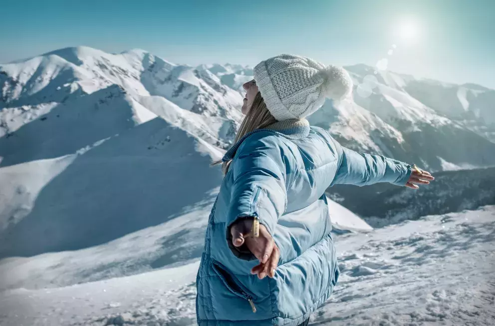 zima, slunce hory, žena 