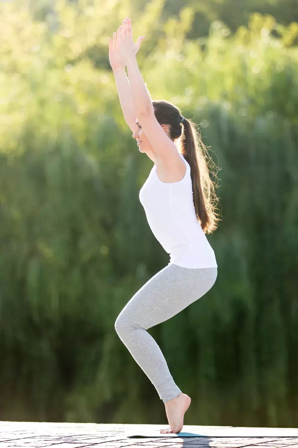 žena v jogové pozici židle