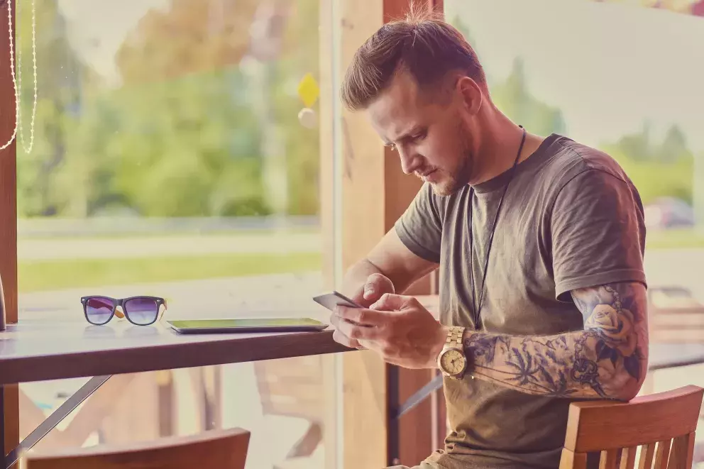 muž, tetování, hodinky, mobilní telefon