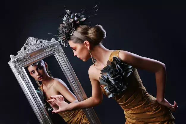 žena pohlíží do zrcadla