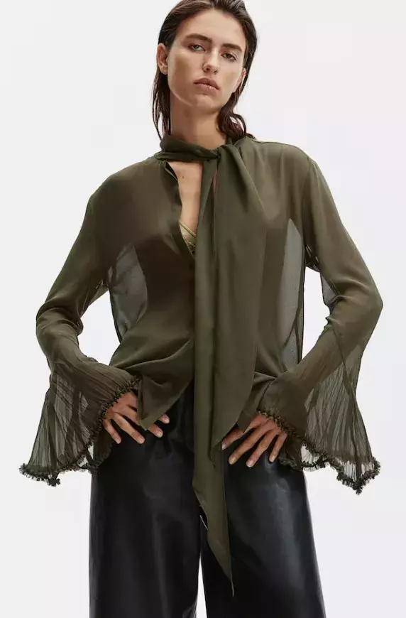 Šifonová halenka s vázačkou u krku, H&M, 849 Kč