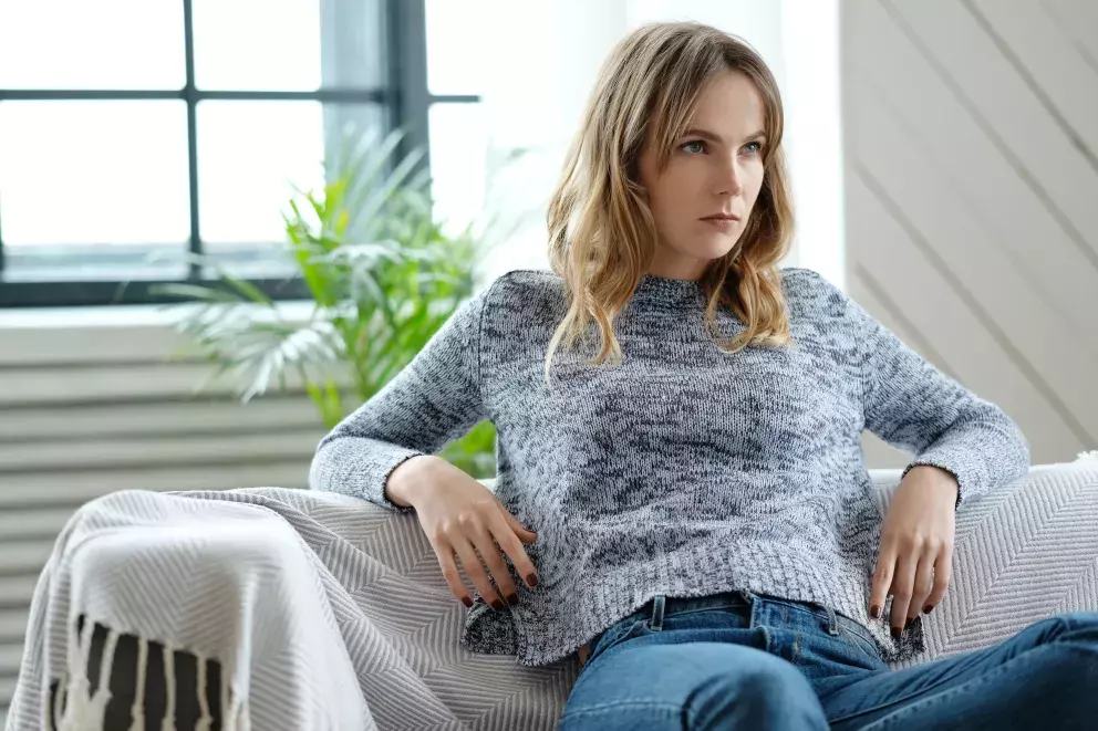 žena, odtažitá, pohovka