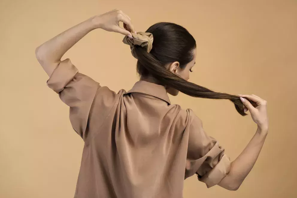 Žena s mocha mousse vlasy