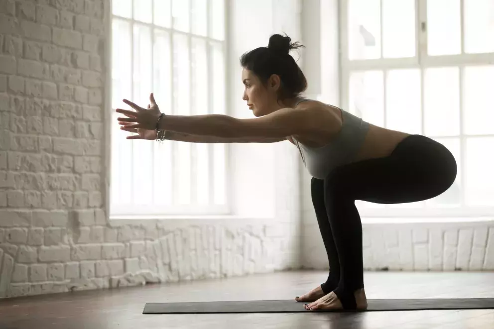 žena cvičí jogu