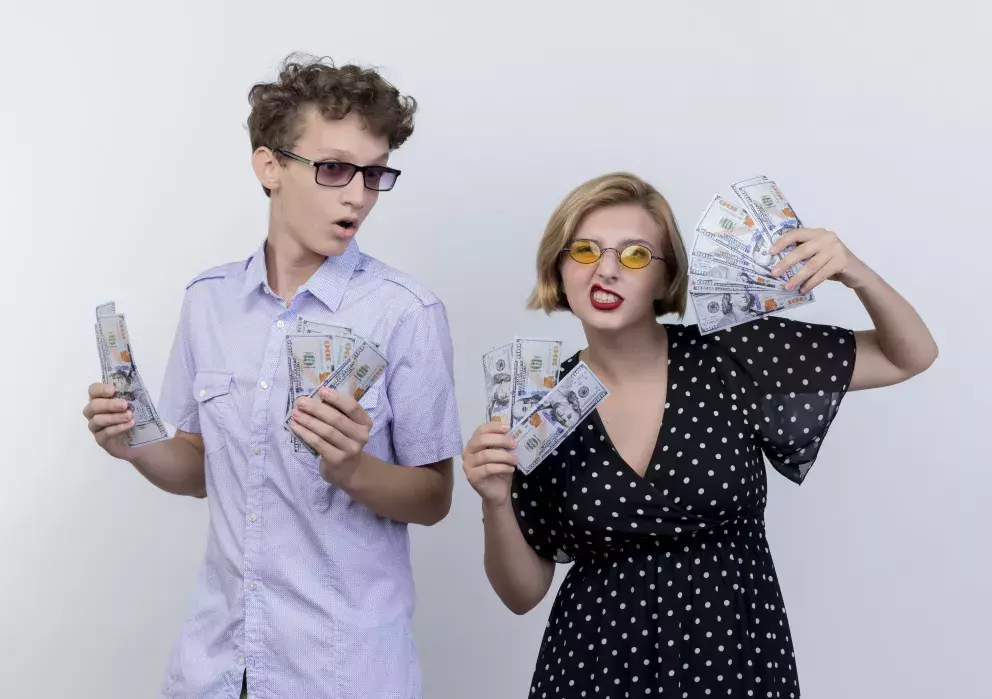 Muž a žena držící peníze