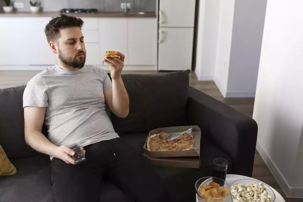 muž, pohovka, jídlo