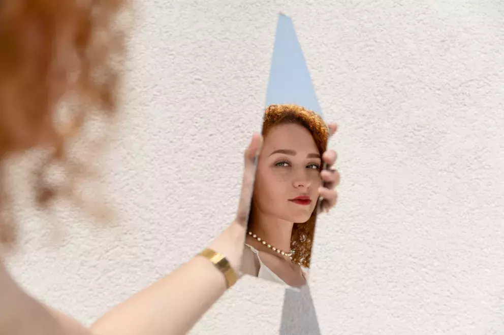 žena ve střepu ze zrcadla