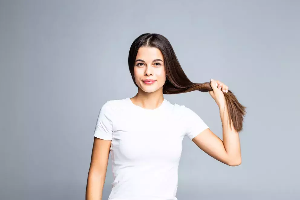 Žena s dlouhými vlasy