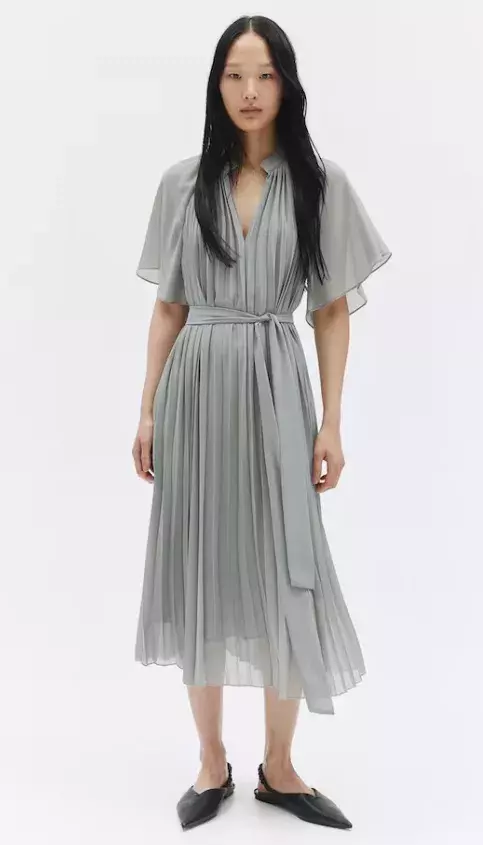 Elegantní plisované šaty s vázacím páskem, H&M, 1 199 Kč