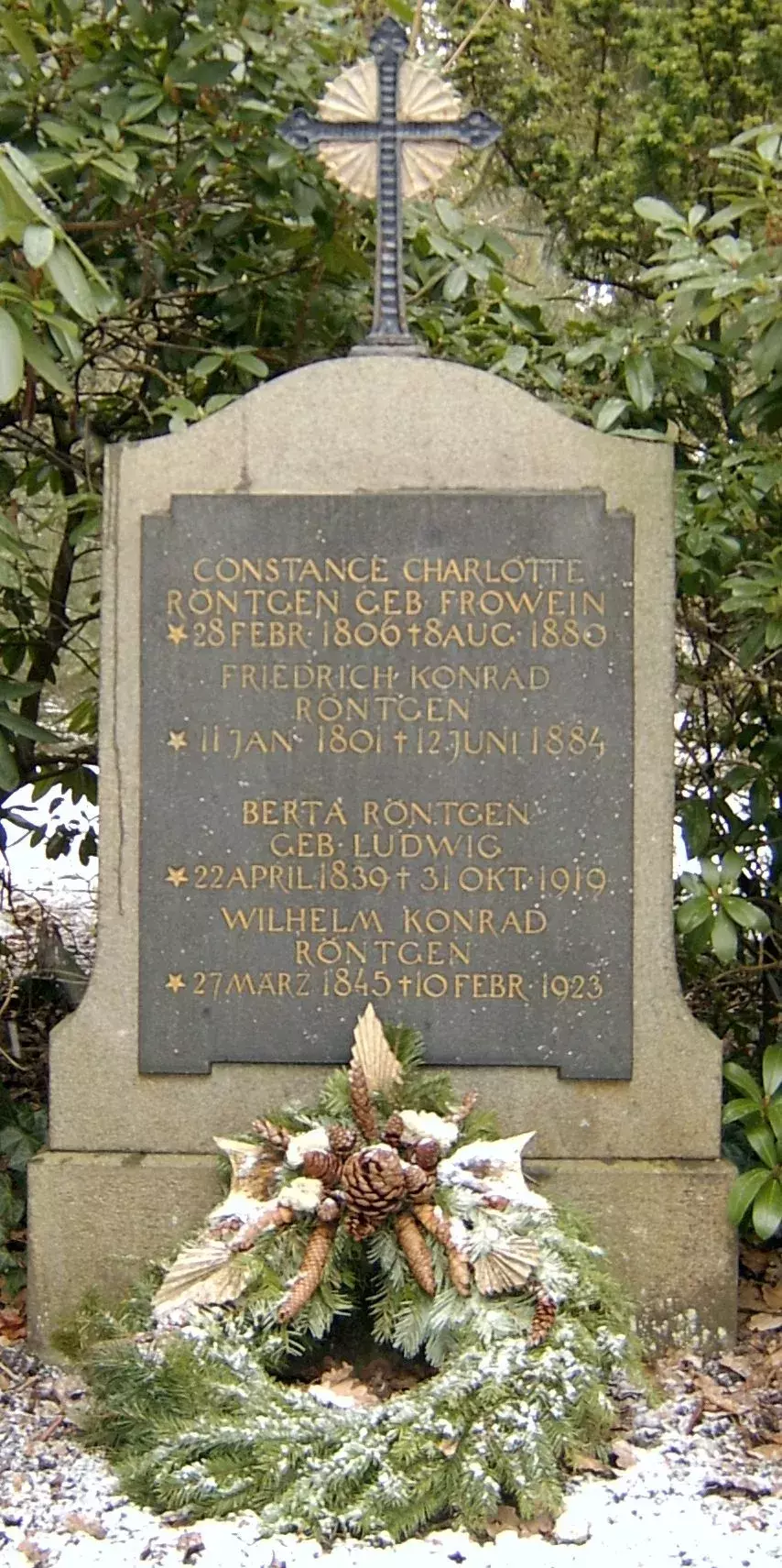Hrob Wilhelma Conrada Röntgena na Starém hřbitově v Giessenu 