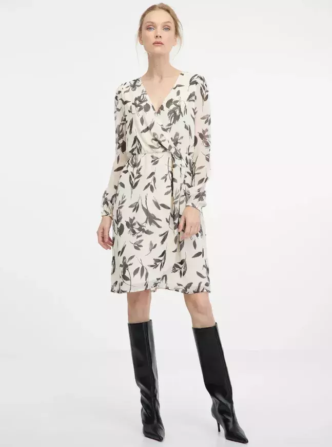 Kalhoty a šaty s vysokým pasem