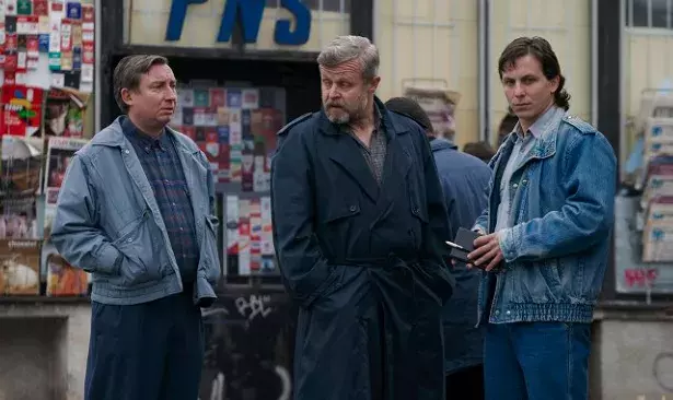 Foto 9 k článku Kvíz: Jak dobře si pamatujete seriál Devadesátky? Jestliže jste byli pozornými diváky, zvládnete s přehledem všech 10 otázek 