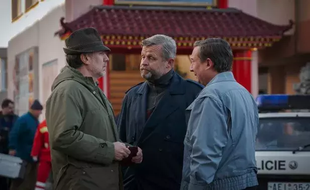 Foto 7 k článku Kvíz: Jak dobře si pamatujete seriál Devadesátky? Jestliže jste byli pozornými diváky, zvládnete s přehledem všech 10 otázek 