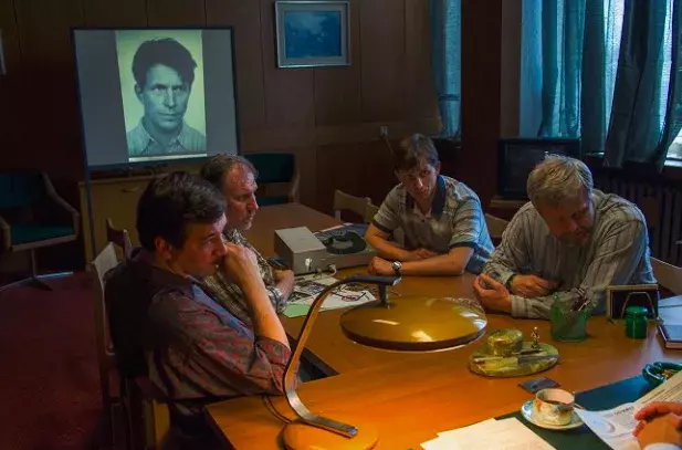 Foto 10 k článku Kvíz: Jak dobře si pamatujete seriál Devadesátky? Jestliže jste byli pozornými diváky, zvládnete s přehledem všech 10 otázek 