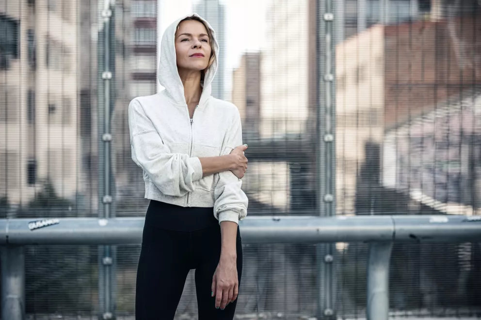 žena v mikině ve městě