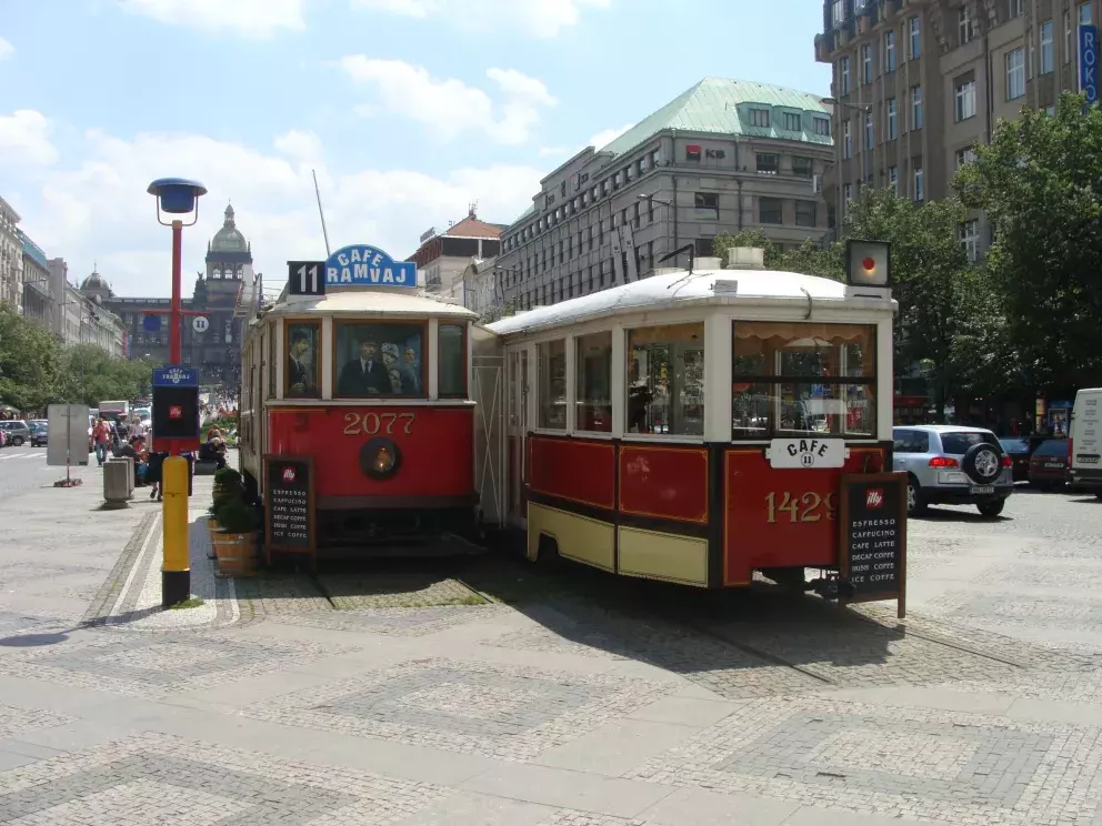 Dvě historické tramvaje připomínají tramvajovou trať, která dříve vedla přes celé náměstí