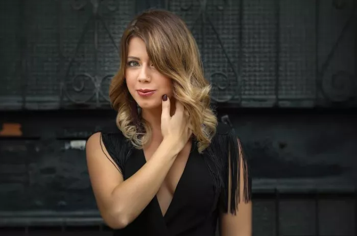 Žena s polodlouhými vlasy