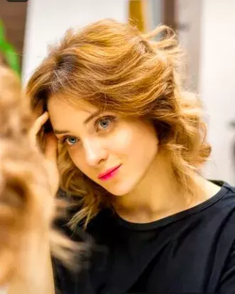 Žena se sestříhanými vlasy