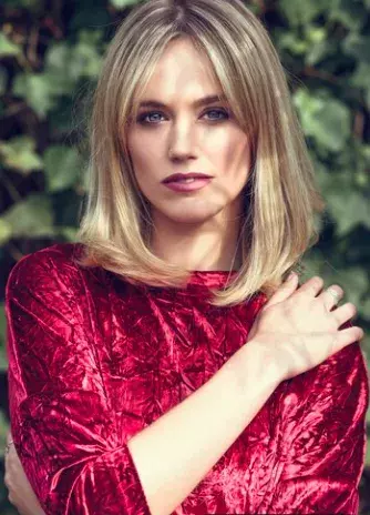 Žena s vlasy na ramena