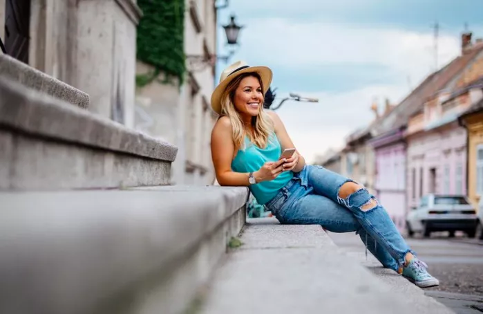 Žena v roztrhaných džínách