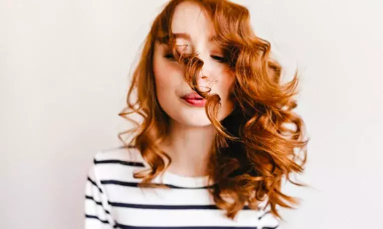 Žena s vlnitými vlasy