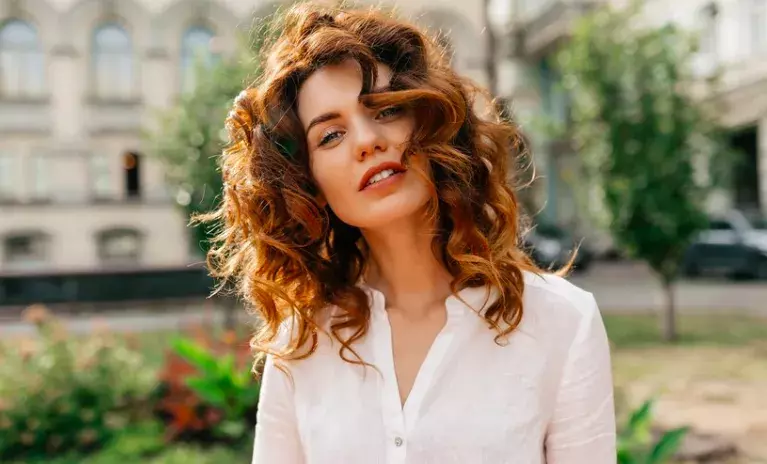 Žena s vlnitými vlasy