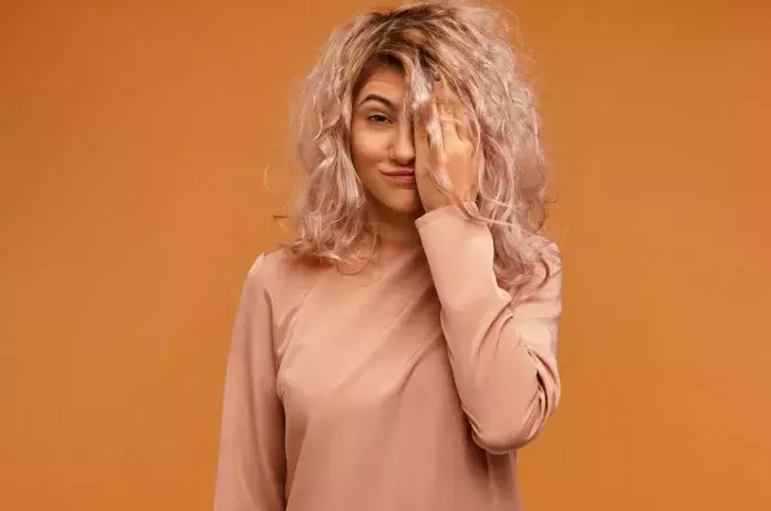 Žena s vlnitými vlasy