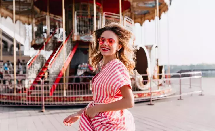 Žena v pruhovaných šatech