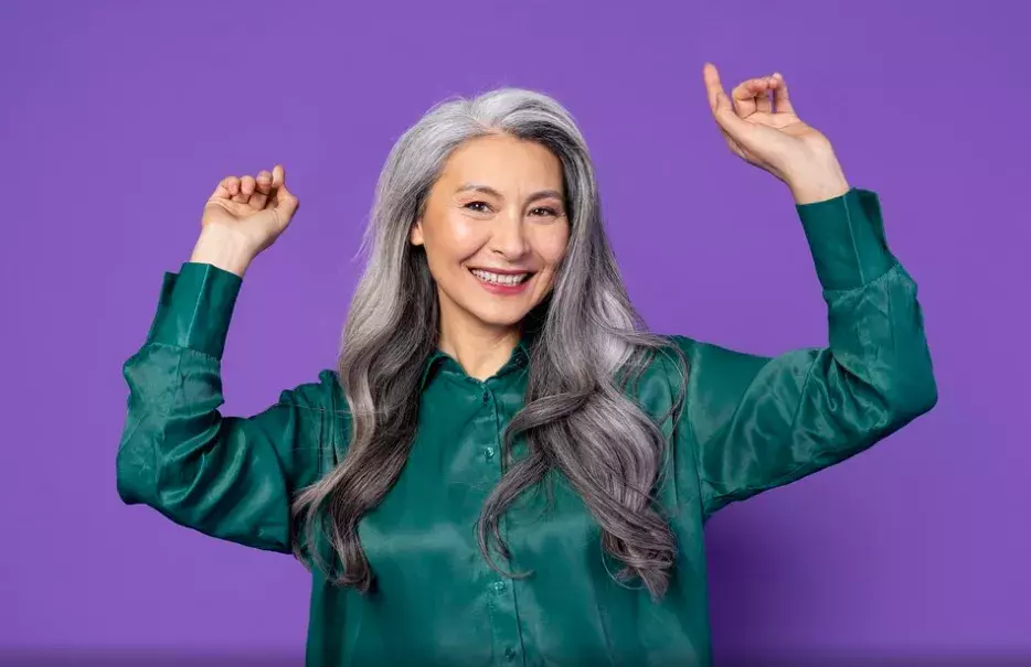 žena s šedými vlasy