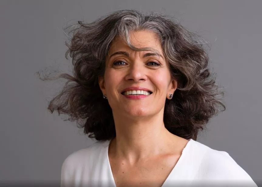 žena s šedými vlasy