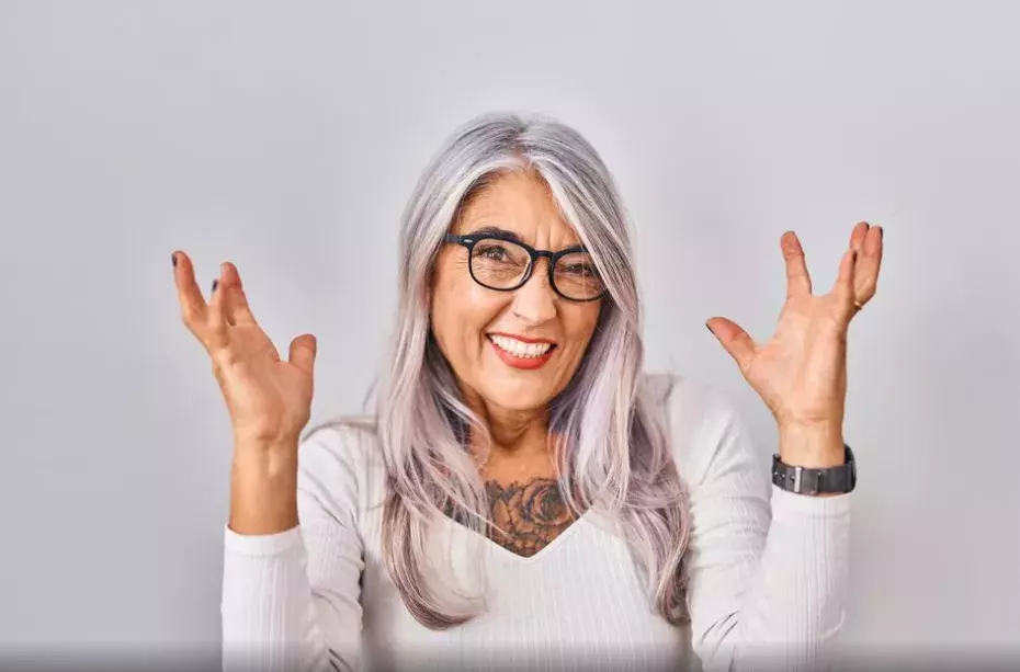žena s šedými vlasy