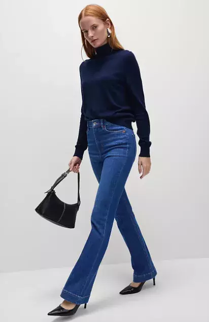 <p>Džíny s vysokým pasem, Marks & Spencer, 1499 Kč</p>
