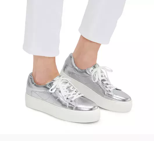 <p>Kožené tenisky se silnou podrážkou, Tchibo, 1490 Kč</p>
