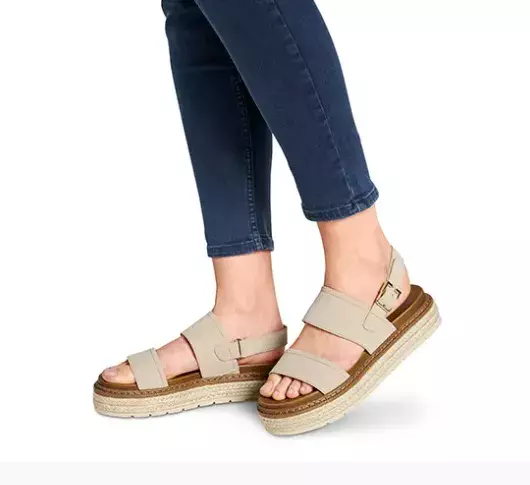 <p>Kožené sandály na platformě, Tchibo, 549 Kč (původně 1290 Kč)</p>
