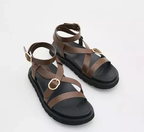 <p>Kožené sandály se sponami, 999 Kč</p>
