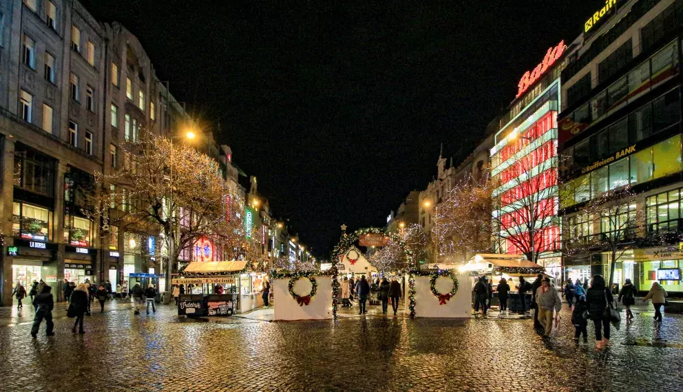 Dolní část Václavského náměstí s vánočními trhy – pohled od Můstku