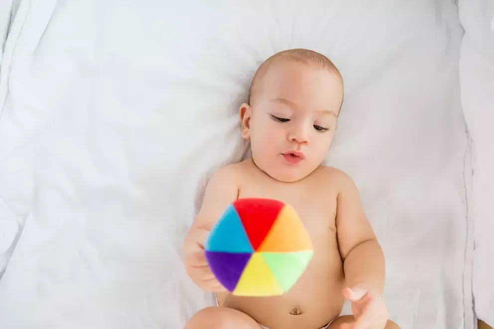 Miminko s duhovým symbolem