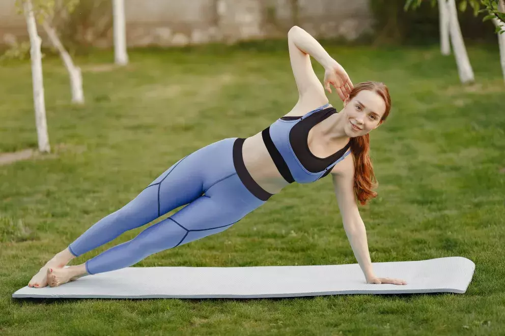 žena cvičí boční prkno