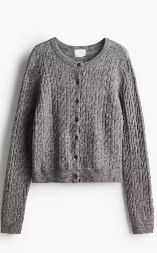 Propínací svetr s copánkovým vzorem, H&M, 189 Kč (původní cena 599 Kč)