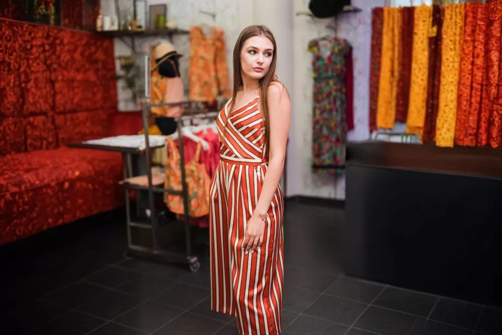 žena v pruhovaných šatech