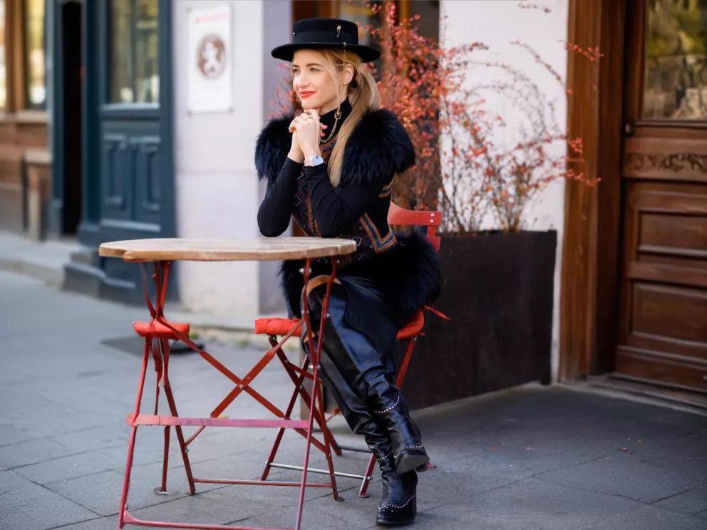 žena ve westernovém stylu za stolem