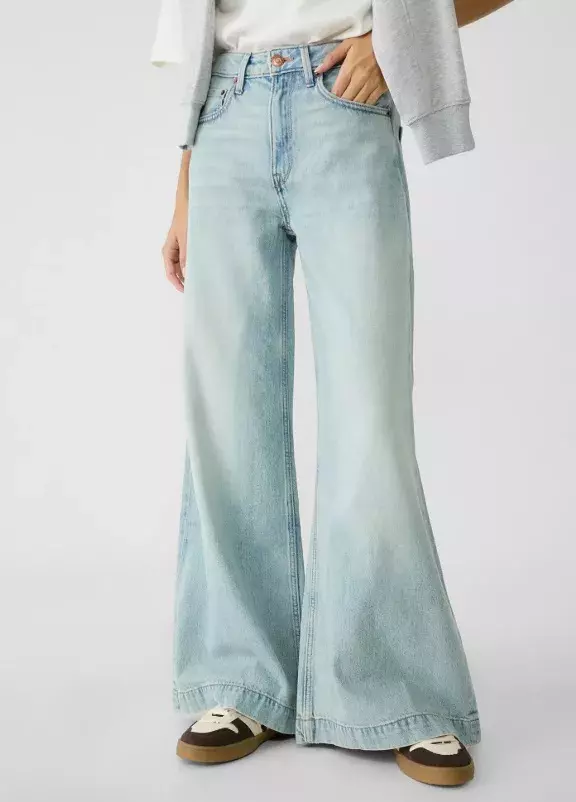 Zvonové džíny, Stradivarius, 549 Kč (původní cena 849 Kč)