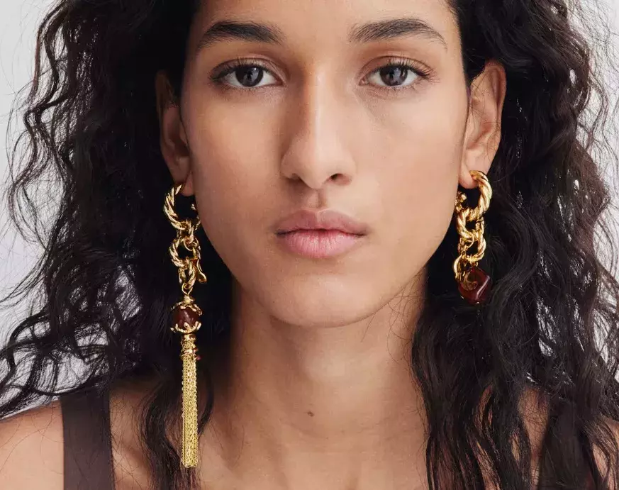 Nesourodé kroužkové náušnice s přívěskem, H&M, 479 Kč