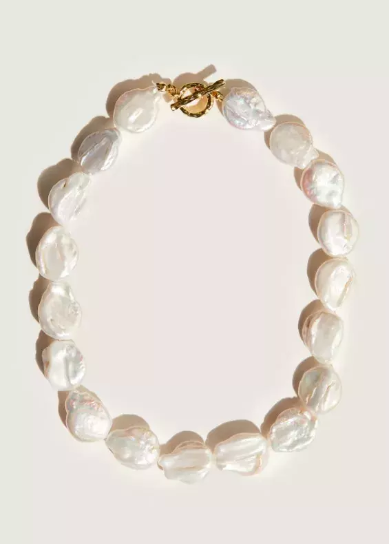 Pozlacený perlový náhrdelník, H&M, 1 899 Kč