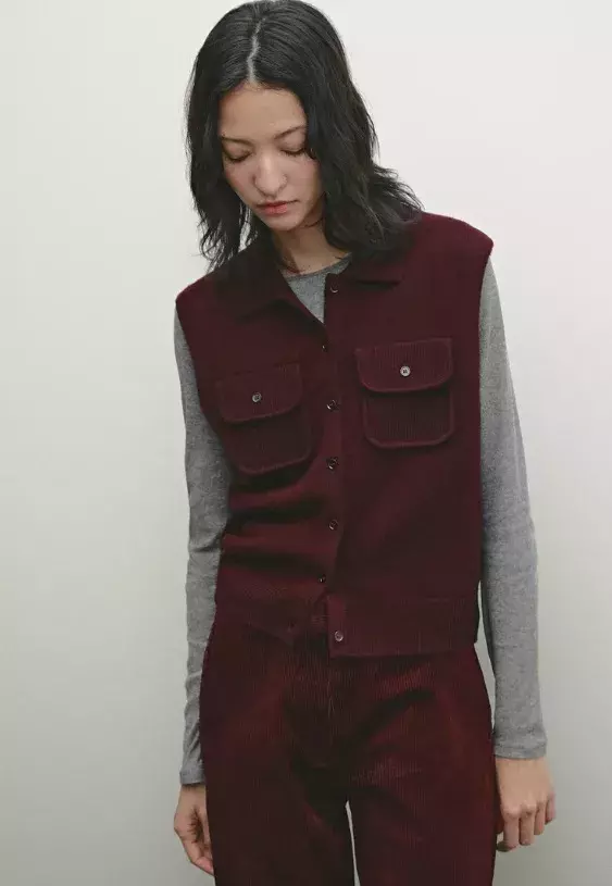 Bordó vesta, Massimo Dutti, 1 999 Kč