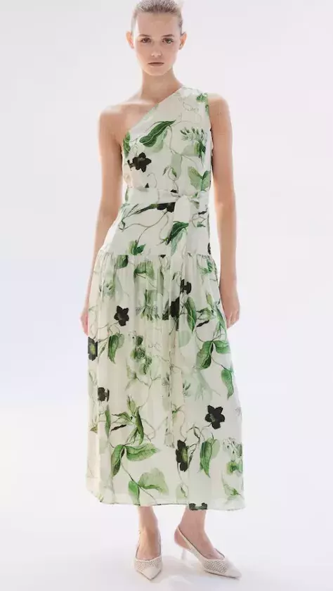 Šaty s odhaleným ramenem, H&M, 679 Kč (původní cena 1 699 Kč)