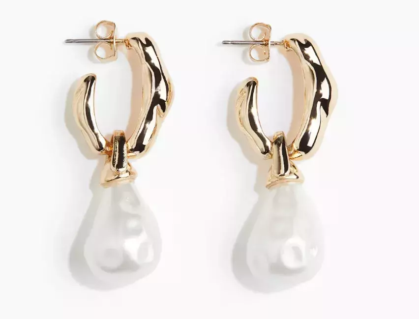 Klenuté náušnice s přívěskem, H&M, 189 Kč