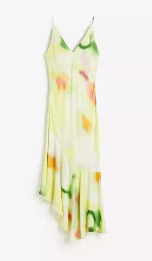 Šaty slip dress s asymetrickým lemem, H&M, 299 Kč